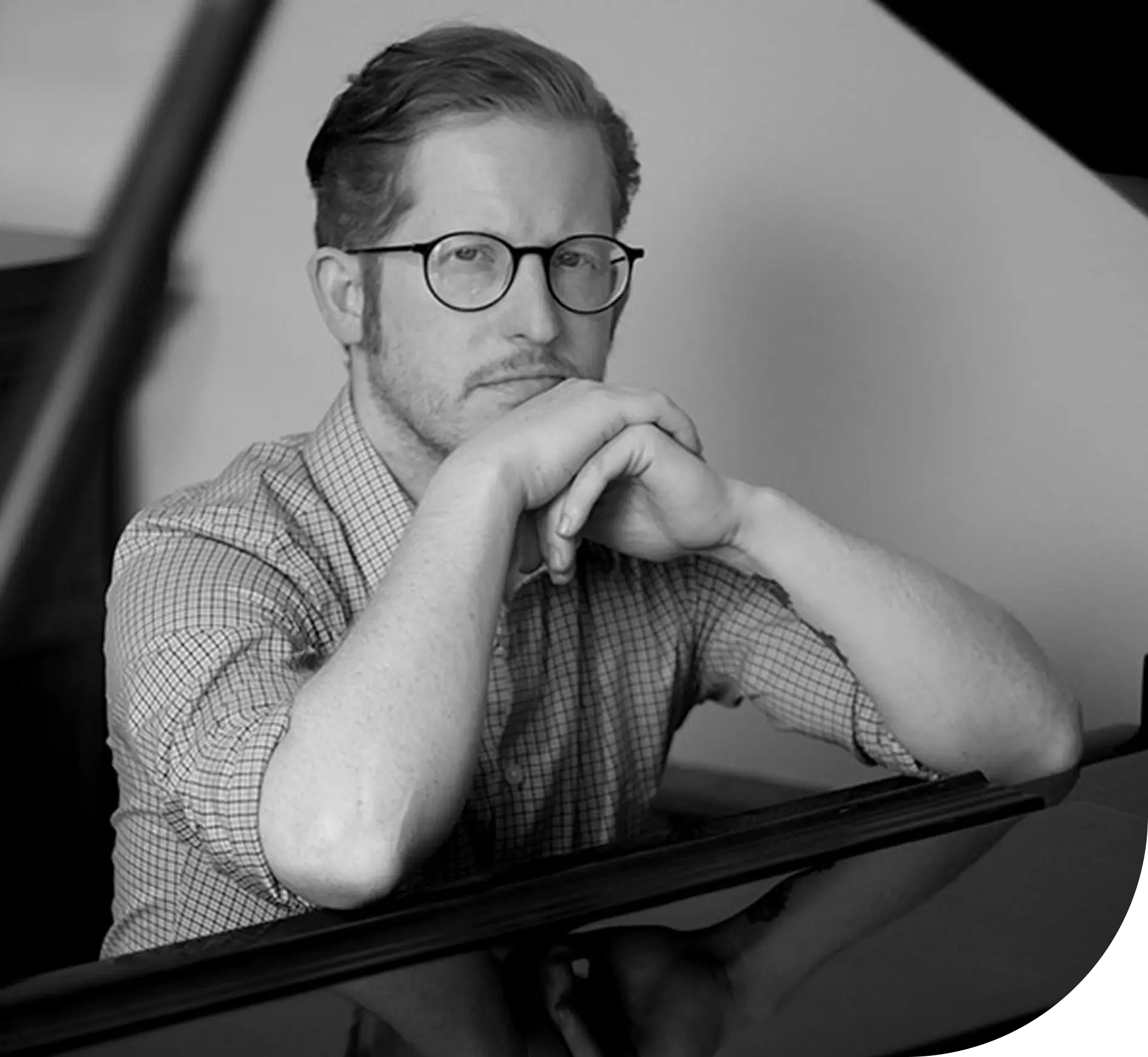 task7.png (1) A man sitting at the piano with his hands on his chin.